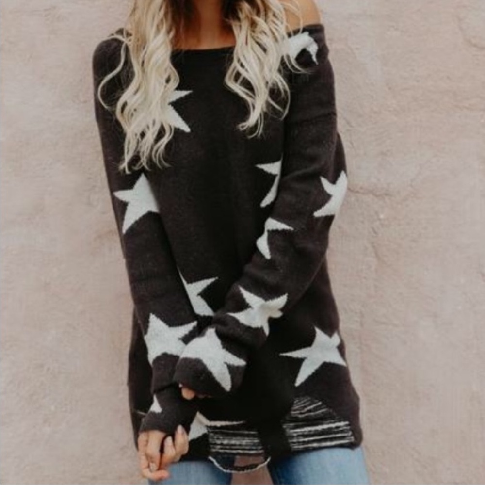 Size L GRAY sweater with white stars and distressed trim - Picture 2 of 6